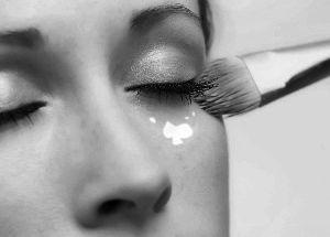 假如女性面部患有白癜风应该如何应对